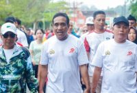Bupati Mura Heriyus bersama Wabup Rahmanto Muhidin saat mengikuti jalan sehat HUT Bhayangkara ke 79 di Puruk Cahu