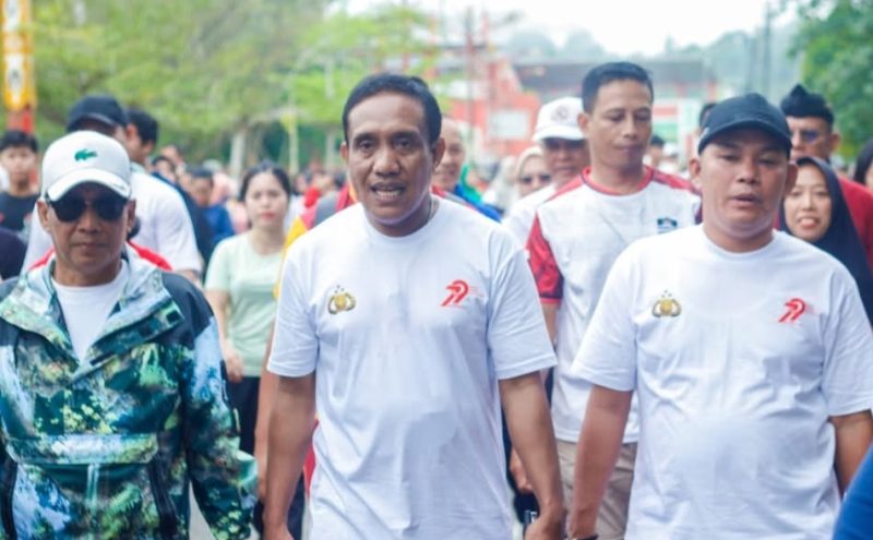 Bupati Mura Heriyus bersama Wabup Rahmanto Muhidin saat mengikuti jalan sehat HUT Bhayangkara ke 79 di Puruk Cahu