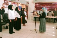 Komisi Pemilihan Umum (KPU) Barito Utara (Barut), Kalteng, melantik dan mengambil sumpah sebanyak 4 orang anggota panitia pemungutan suara (PPS) kelurahan/desa di aula sekretariat KPU setempat, Sabtu, 12 Juli 2025. Foto: Istimewa