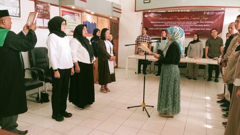 Komisi Pemilihan Umum (KPU) Barito Utara (Barut), Kalteng, melantik dan mengambil sumpah sebanyak 4 orang anggota panitia pemungutan suara (PPS) kelurahan/desa di aula sekretariat KPU setempat, Sabtu, 12 Juli 2025. Foto: Istimewa