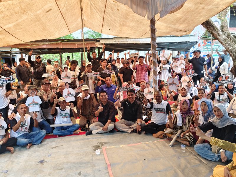 Shalahuddin dan Feli bersama ketua tim pemenangan H Gogo foto bersama bersama warga Lahei 1, Rabu(16/7/25). Foto. Delia/1tulah.com