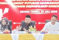 Ketua KPU RI, Mochammad Afifuddin (tengah) didampingi Ketua KPU Barito Utara, Siska Dewi Lestari dan Ketua KPU Kalteng, Sastriadi. Foto: SuaraDayak.com
