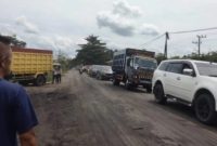 Ilustrasi truk tambang lintasi jalan umum. [Ist]