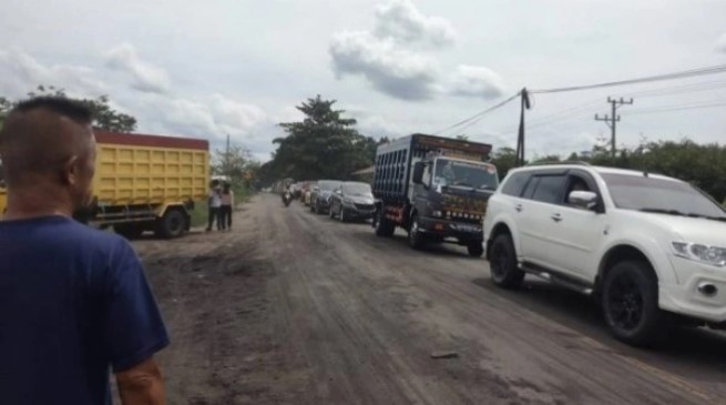 Ilustrasi truk tambang lintasi jalan umum. [Ist]