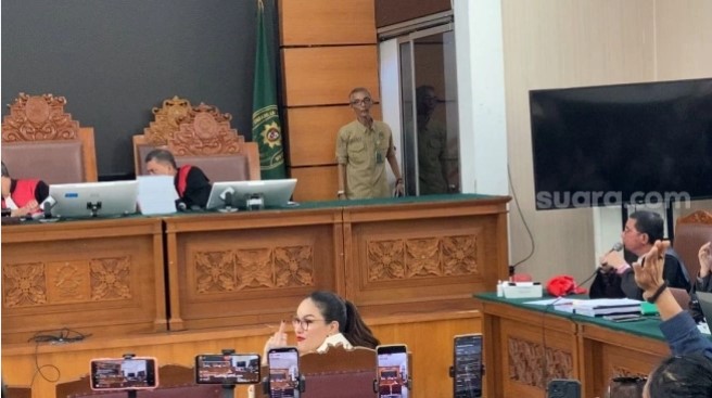 Nikita Mirzani acungkan jari tengah ke pendukung Reza Gladys yang ikut menyaksikan sidang di Pengadilan Negeri Jakarta Selatan, Kamis, 24 Juli 2025 [Suara.com/Tiara Rosana]