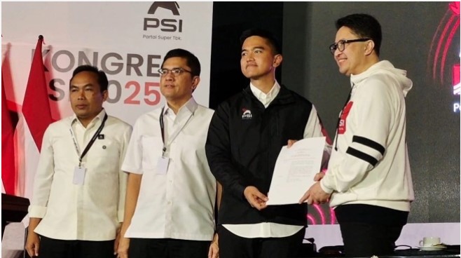Kaesang pun ditetapkan sebagai ketua umum di Kongres PSI di Kota Solo oleh Ketua Screening Committee (SC) kongres, Andy Budiman , Sabtu (19/7/2025). [Suara.com/Ronald Seger Prabowo]