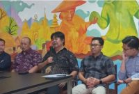 Guru Besar IPB Prof Bambang Hero Saharjo menyampaikan persoalan kriminalisasi terhadap dirinya yang dilakukan PT KLM di Pengadilan Negeri (PN) Cibinong. Konferensi pers tersebut digelar di Kantor YLBHI, Jakarta Pusat, Selasa (8/7/2025). [Suara.com/Yaumal]