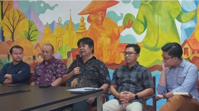 Guru Besar IPB Prof Bambang Hero Saharjo menyampaikan persoalan kriminalisasi terhadap dirinya yang dilakukan PT KLM di Pengadilan Negeri (PN) Cibinong. Konferensi pers tersebut digelar di Kantor YLBHI, Jakarta Pusat, Selasa (8/7/2025). [Suara.com/Yaumal]