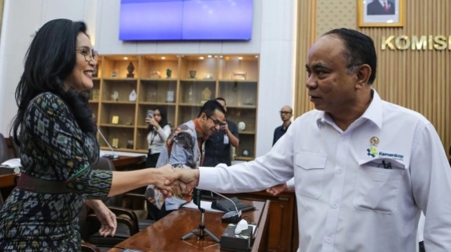 Menteri Koperasi Budi Arie (kanan) menyapa anggota Komisi VI Rieke Diah Pitaloka (kiri) saat mengikuti rapat kerja dengan Komisi VI DPR RI di Kompleks Parlemen, Senayan, Jakarta, Rabu (9/7/2025). [Antara/Asprilla Dwi Adha]