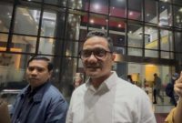 Kepala Badan Pengelola Keuangan Haji (BPKH) Fadlul Imansyah usai menjalani pemeriksaan di Gedung KPK pada Selasa (8/7/2025) malam. Ia diperiksa tekait dugaan kasus korupsi dalam penentuan kuota haji di Kemenag. [Suara.com/Lilis Varwati]