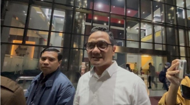 Kepala Badan Pengelola Keuangan Haji (BPKH) Fadlul Imansyah usai menjalani pemeriksaan di Gedung KPK pada Selasa (8/7/2025) malam. Ia diperiksa tekait dugaan kasus korupsi dalam penentuan kuota haji di Kemenag. [Suara.com/Lilis Varwati]