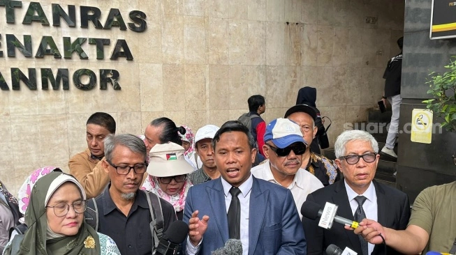 Kuasa hukum Roy Suryo Cs, Ahmad Khozinudin, di Polda Metro Jaya, Jakarta, Senin (28/7/2025). (sumber: suara.com)