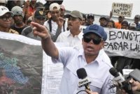 Menteri Agraria dan Tata Ruang (ATR)/Kepala Badan Pertanahan Nasional (BPN) Nusron Wahid ketika meninjau area pagar laut pesisir Tarumajaya, Desa Segarajaya, Kabupaten Bekasi, Selasa (4/2/2025). [Antara/Fakhri Hermansyah/tom]