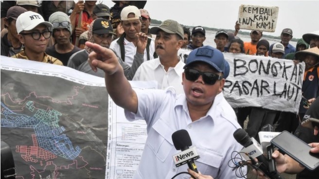 Menteri Agraria dan Tata Ruang (ATR)/Kepala Badan Pertanahan Nasional (BPN) Nusron Wahid ketika meninjau area pagar laut pesisir Tarumajaya, Desa Segarajaya, Kabupaten Bekasi, Selasa (4/2/2025). [Antara/Fakhri Hermansyah/tom]