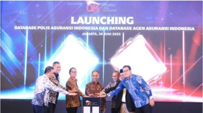 Ketua Dewan Komisioner OJK Mahendra Siregar (tengah) dan Kepala Eksekutif Pengawas PPDP OJK Ogi Prastomiyono (ketiga dari kiri) menghadiri Database Agen Asuransi Indonesia dan Database Polis Asuransi Indonesia di Jakarta, Senin (30/6/2025) [Suara.com/ANTARA/HO-Otoritas Jasa Keuangan]