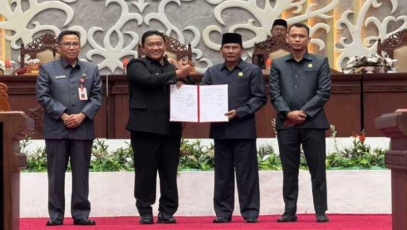 Ketua DPRD Kalteng Arton S. Dohong. Bersama Wagub Kalteng, H. Edy Pratowo, Wakil Ketua II DPRD Kalteng M Ansyari, dan Pelaksana Tugas (Plt) Sekretaris Daerah (Sekda) Kalteng Leonard S Ampung di Ruangan Rapat Paripurna DPRD setempat, Jumat (25/7/2025). Foto:Istimewa