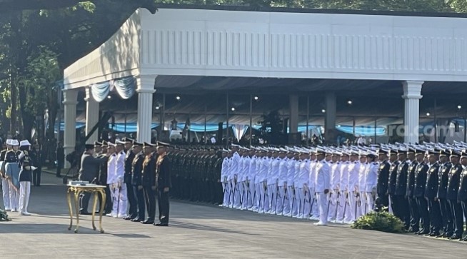 Presiden Prabowo Subianto meminta para perwira TNI-Polri yang baru saja dilantik untuk benar-benar memegang sumpah. (Suara.com/Novian)
