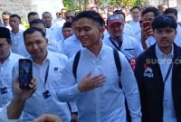Calon Ketua Umum PSI Kaesang Pangarep saat berjalan menuju lokasi Kongres dari kediaman Jokowi. [Suara.com/Ari Welianto]