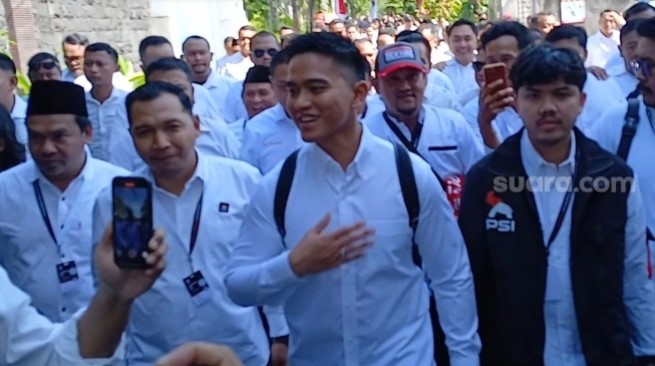 Calon Ketua Umum PSI Kaesang Pangarep saat berjalan menuju lokasi Kongres dari kediaman Jokowi. [Suara.com/Ari Welianto]