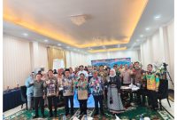 Wamendagri, Ribka Muluk foto bersama pejabat daerah Barito Utara, usai menggelar rakor kesiapan PSU Barito Utara, Jumat(18/7/25).Foto.Delia