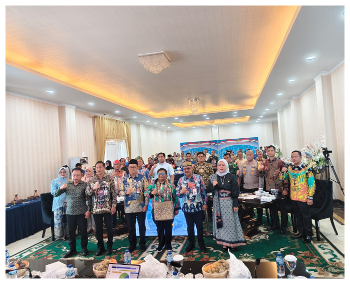 Wamendagri, Ribka Muluk foto bersama pejabat daerah Barito Utara, usai menggelar rakor kesiapan PSU Barito Utara, Jumat(18/7/25).Foto.Delia