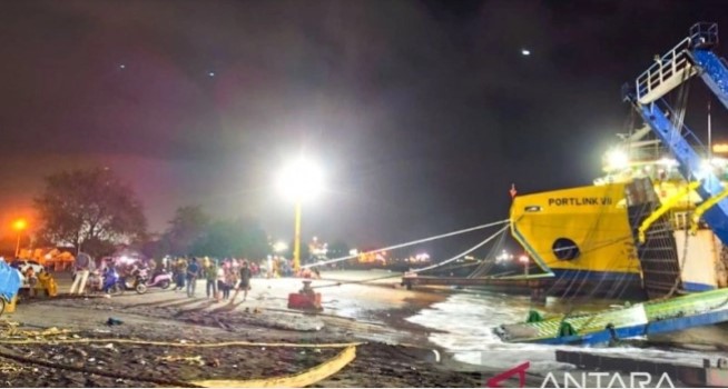 Suasana tim SAR dan masyarakat di Dermaga Bulusan Ketapang, Banyuwangi, Jawa Timur. Kamis (3/7/2025) ANTARA/Novi Husdinariyanto