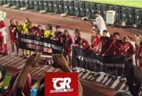 Seorang wanita yang mengenakan baju hitam menjadi sasaran hujat netizen usai secara paksa merebut spanduk demo Timnas Putri Indonesia. (IG garudarevolution.football)
