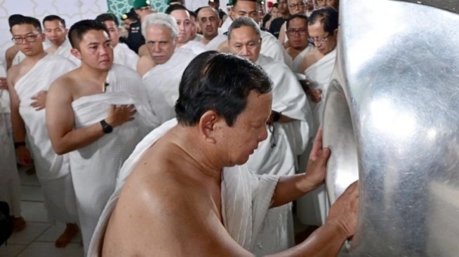 Presiden Republik Indonesia Prabowo Subianto menunaikan ibadah umrah dan berkesempatan Hajar Aswad di Kota Suci Makkah pada Rabu dini hari, waktu setempat (2/7/2025). ANTARA/HO-Biro Pers Sekretariat Presiden