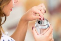 Ilustrasi mengonsumsi minuman manis kalengan. [Shutterstock]