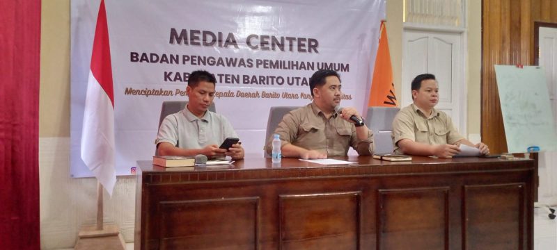 Tiga komisionir Bawaslu Barito Utara, saat menggelar konfrensi pers, Jumat(4/7/25).Foto.Fathurramhan/1tulah.com