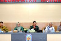 Wabup Mura Rahmanto Muhidin saat pimpin rapat di aula Kecamatan Murung, Kamis (3/7/2025).
