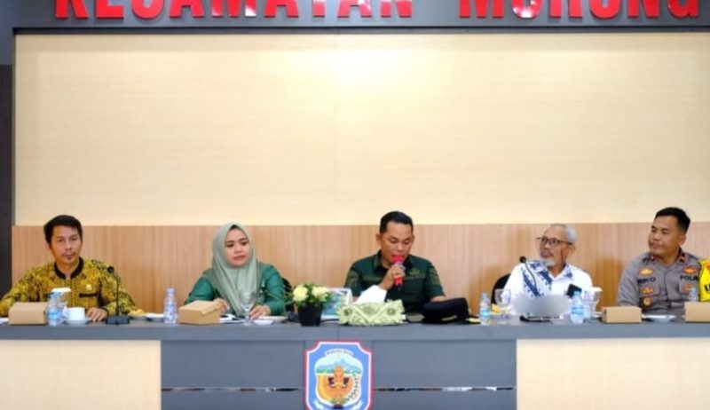 Wabup Mura Rahmanto Muhidin saat pimpin rapat di aula Kecamatan Murung, Kamis (3/7/2025).