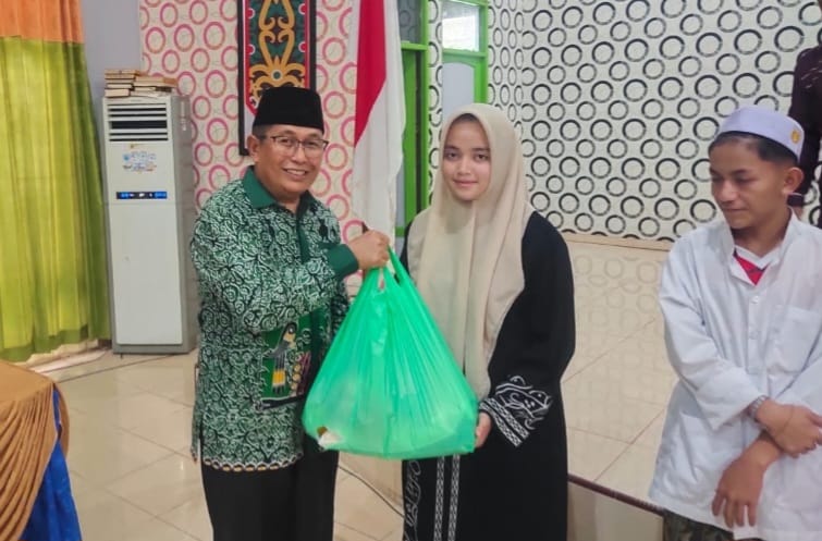 Anggota Rejikinoor saat menyerahkan bantuan