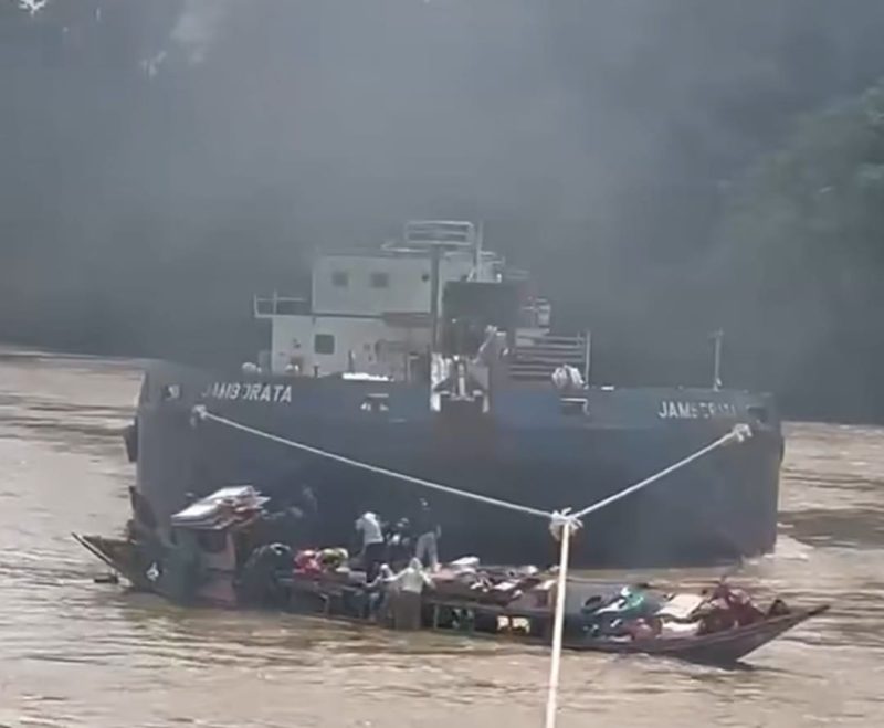 taxi motor kelotok saat terjadi insiden tabrakan di Sungai Barito, Desa Luwe Hulu, Selasa(8/7/25).Foto.deni