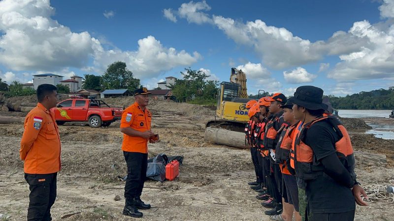 Basarnas kalteng dan BPBD Barito Utara, saat bersiap-siao menyisir sungai mencari penumpang hilang di Sungai Barito. Foto. Udin/1tulah.com