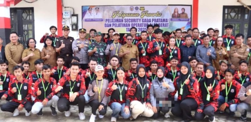 upati Heriyus Lepas peserta pelatihan Operator Alat Berat dan Diksar Satpam