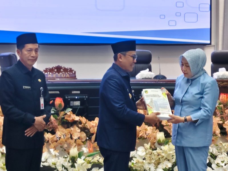 Pj Bupati Barito Utara, Indra Gunawan menyerahkan rancanan KUA dan PPAS kepada Ketua DPRD, Hj Mery Rukaini, Senin(21/7/25).Foto.Delia/1tulah.com