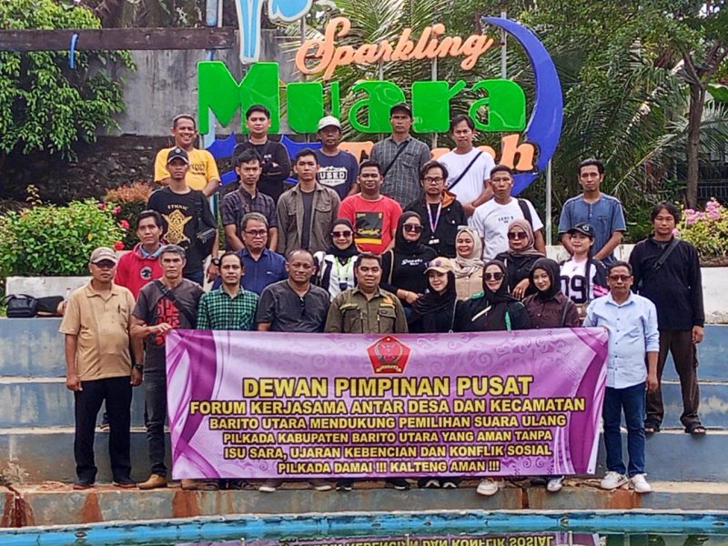 Forum Antar Desa dan Kecamatan (FKAD&K) Kabupaten Barito Utara, saat deklarasi dukungannya terhadap Pemilihan Suara Ulang (PSU) damai dan aman, Senin(21/7/25). Foto.hum