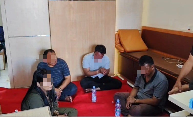 keempat pelaku kakak beradik H, AT, HAH, dan AR dan sopir yang berhasil diamankan polisi, Senin(28/7/25). Foto.Delia/1tulah.com