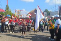 Bupati Mura Heriyus didampoingi Wabup saat melepas peserta karnaval budaya 2025, Selasa (29/07/2025). (Foto : Sur/1tulah.com)