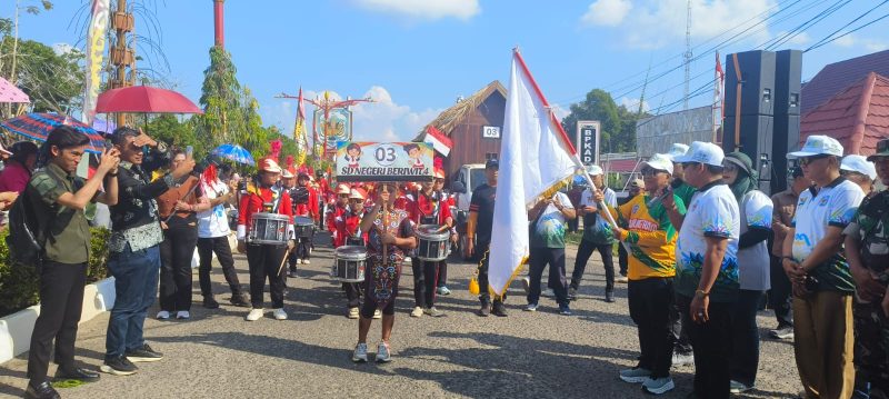 Bupati Mura Heriyus didampoingi Wabup saat melepas peserta karnaval budaya 2025, Selasa (29/07/2025). (Foto : Sur/1tulah.com)