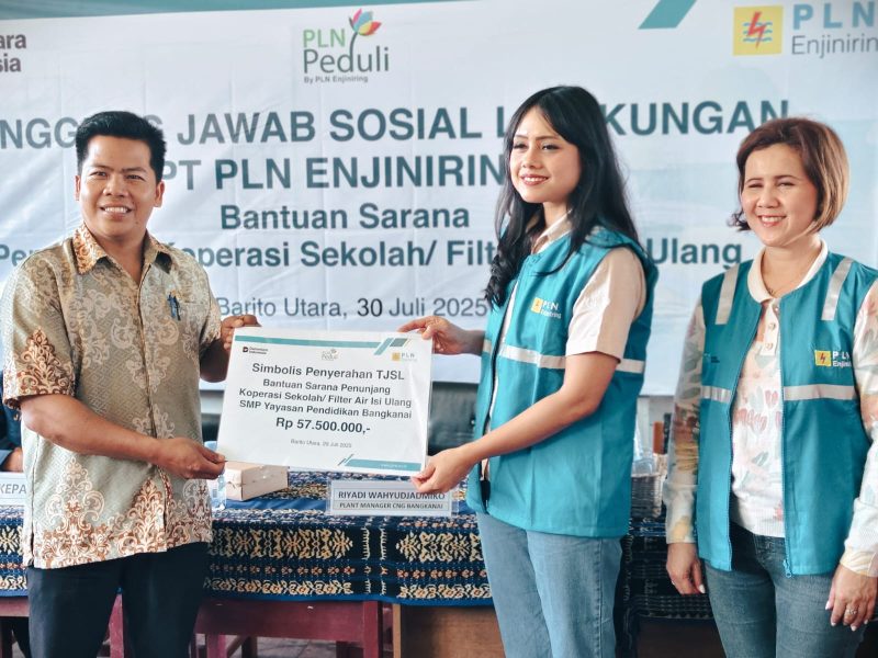 VP Pengusahaan dan Afiliasi PLN Enjiniring, Christine Fransiska didampingi MSB Kinerja dan Komunikasi, Niken Novianty Risdianasari, menyerahkan secara simbolis CSR perusahaaan kepada Kepala Sekolah SMP Bangkanai, Rabu(30/7/25). Foto.Deni