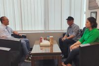 Gun Sriwitanto(topi) saat berbincang dengan Pinca BRI Muara Teweh, sementara Rita(nasabah BRI) mendengarkan seksama obrolan, Kamis(31/7/25).foto.Yoga