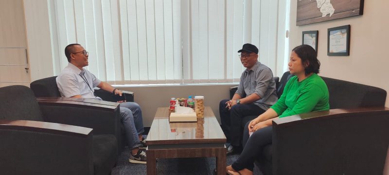 Gun Sriwitanto(topi) saat berbincang dengan Pinca BRI Muara Teweh, sementara Rita(nasabah BRI) mendengarkan seksama obrolan, Kamis(31/7/25).foto.Yoga