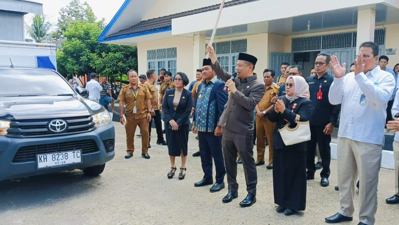 Bupati Barsel, Eddy Raya Samsuri didampingi Wabup, Kristianto Yudha, bersama Plh Sekda, Ita Minarni dan Kepala Bulog Buntok serta sejumlah Kepala perangkat daerah saat melepas rombongan mobil pendistribusian bantuan pangan beras. Senin (14/7/2025). Foto. Alifansyah/1tulah.com
