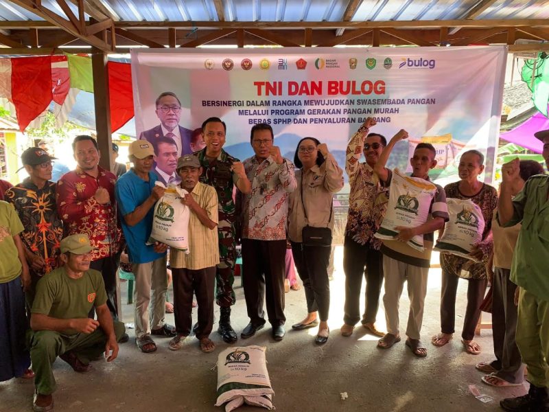 Dandim 1012/Buntok, Letkol Inf Langgeng Pujut Santoso didampingi Ketua KCP Bulog, Sutaryo dan masyarakat saat berfoto bersama usai menyerahkan pantuan pangan beras secara simbolis. Kamis (24/7/2025). Foto. Alifansyah/1tulah.com