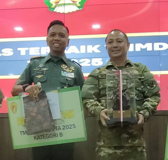 Bupati Barsel, Eddy Raya Samsuri (Kiri) didampingi Dandim  1012/Buntok, Letkol Inf Langgeng Pujut Santoso saat berfoto bersama usai menerima penghargaan dari Kasad TNI. Jumat (11/7/2025). Foto. Alifansyah/1tulah.com