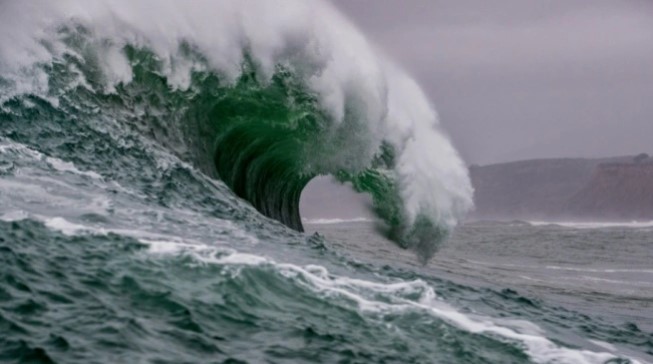 Gelombang tinggi (unsplash.com/@toddtphoto)