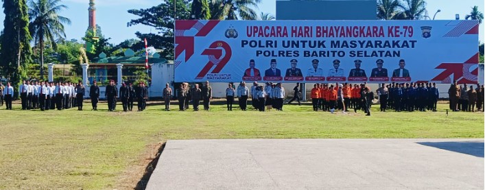 Kapolres Barsel, AKBP Jecson R Hutapea saat memeriksa persiapan peserta sebelum upacara HUT Bhayangkara ke-79 dimulai, Senin (1/7/2025). Foto. Alifansyah/1tulah.com