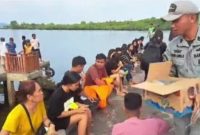 Bakamla saat mengevakuasi korban KM Barcelona kebakaran dari Talaud ke Manado yang terbakar di Perairan Talise, Likupang, Minut, Sulut, Minggu 20 Juli 2025. [ANTARA/Bakamla]